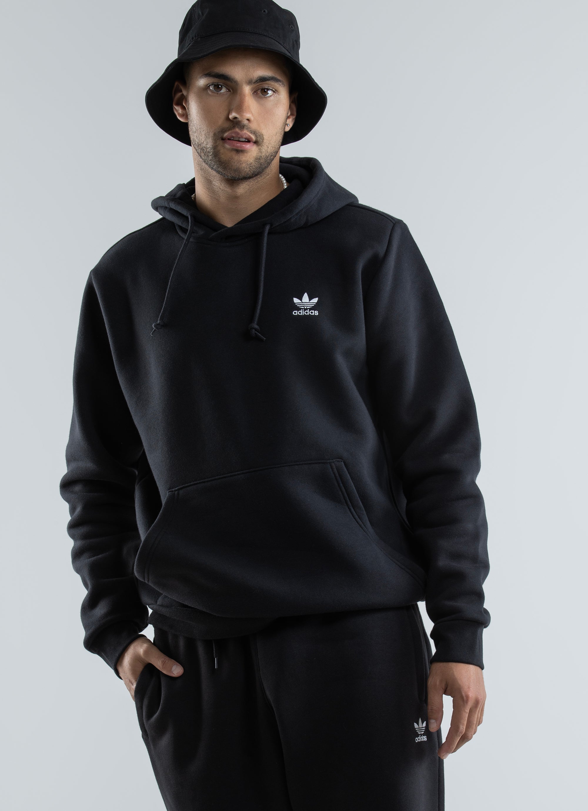 vokal tilstrækkelig Landbrugs Adidas Originals Essential Hoodie in Black | Red Rat