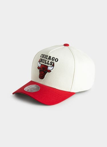 Mitchell & Ness Nba Chicago Bulls Evergreen Pro Pinch Snapback Cap in White