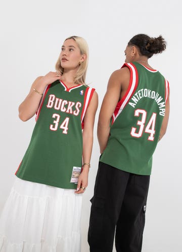 Mitchell & Ness Nba Milwaukee Bucks Gian Road Swingman Jersey in Green