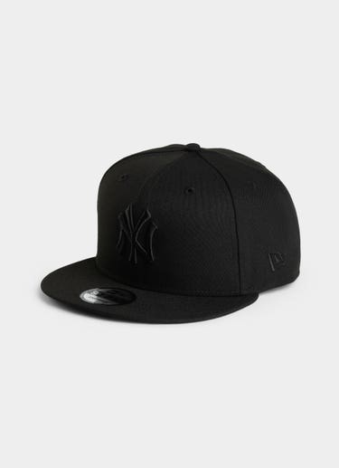 New Era Mlb 9fifty New York Yankees Essentials Black On Black Snapback Cap in Black