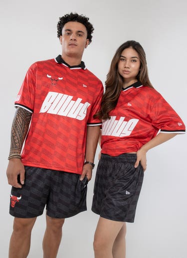 New Era Nba Chicago Bulls Street Soccer Oversized Fit Tee in Red