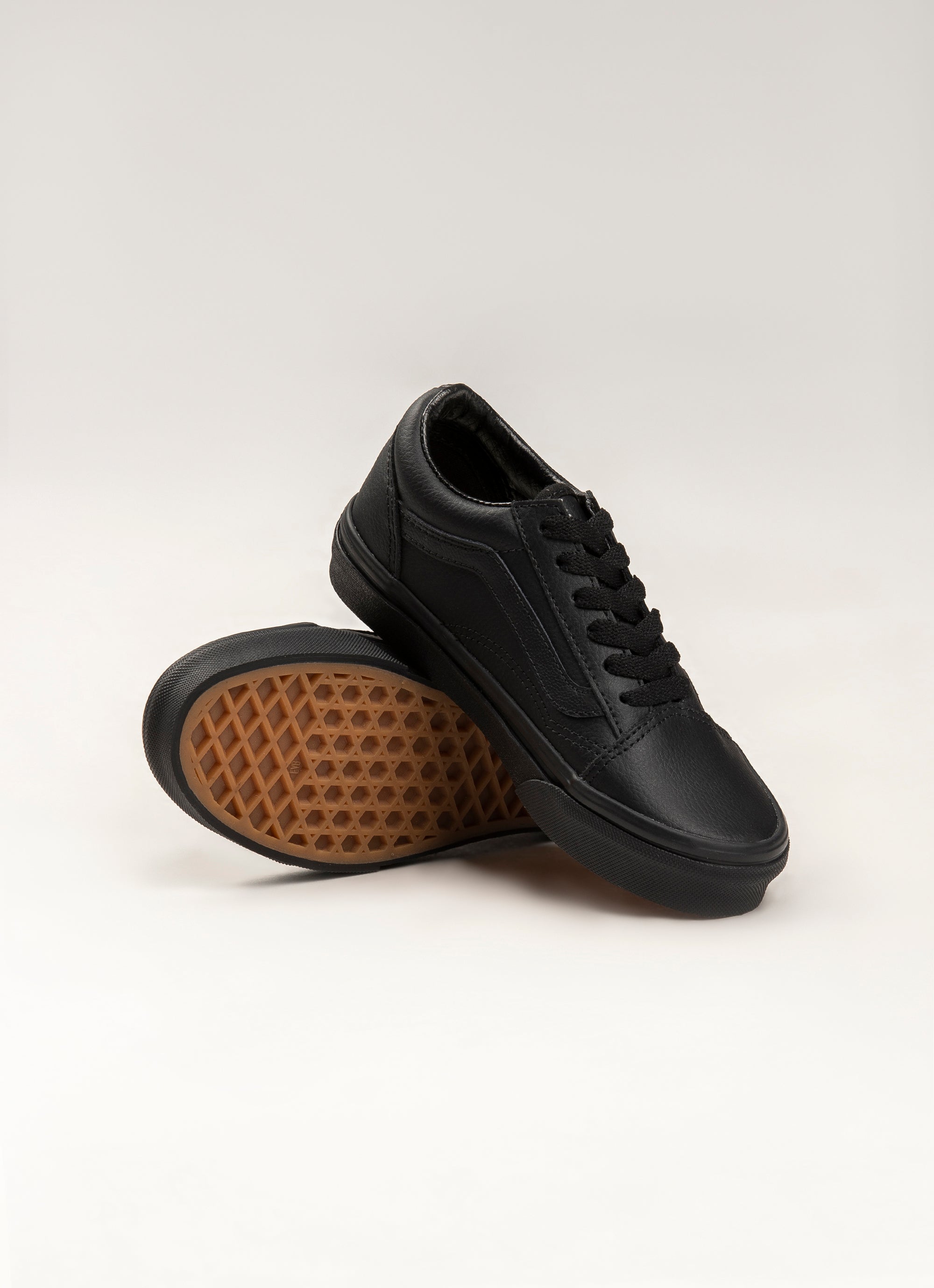Vans Old Skool Leather Shoe - Kids in Black